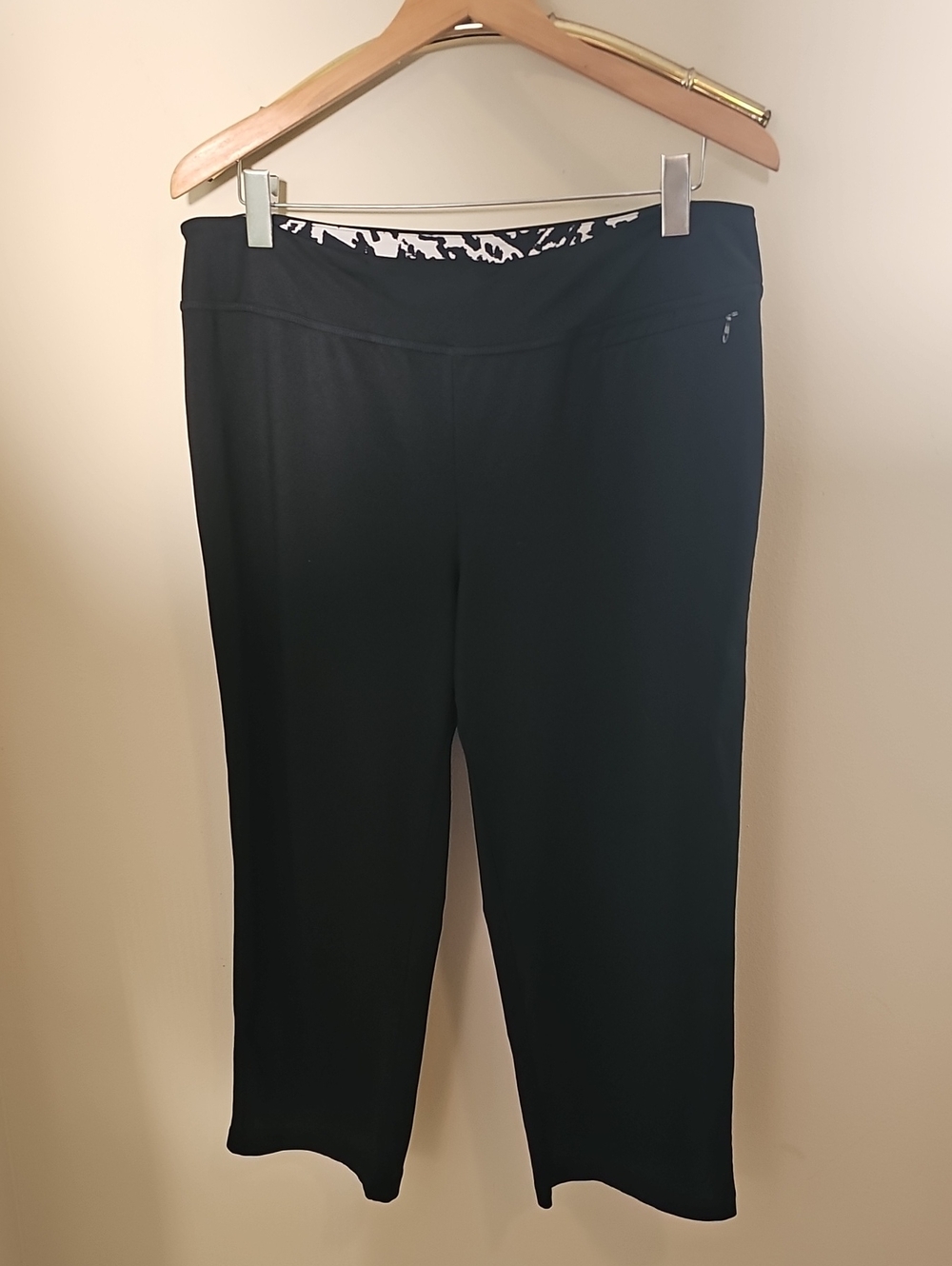 Chico's Zenergy Black Cropped Stretch Pants. Size 1(us8) Zipper Pocket.